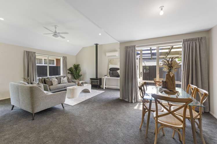 2 Delaware Crescent Russley_5