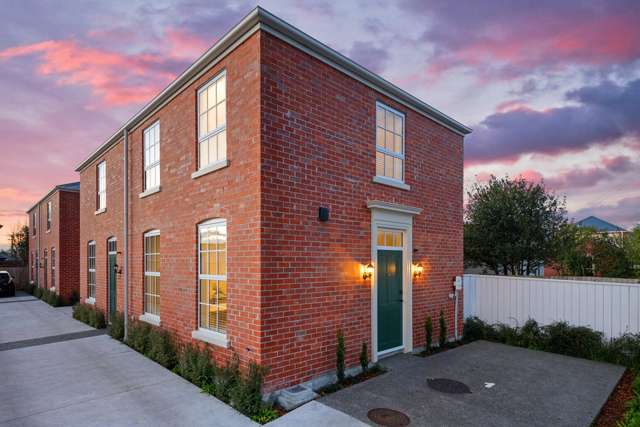 Elegant Two-Bed Townhouse with Carpark