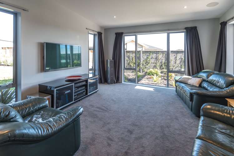 77 Intrepid Crescent Beachlands_11