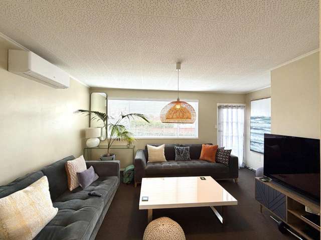 Walk to Everything! Tidy Central 2-Bedroom Unit