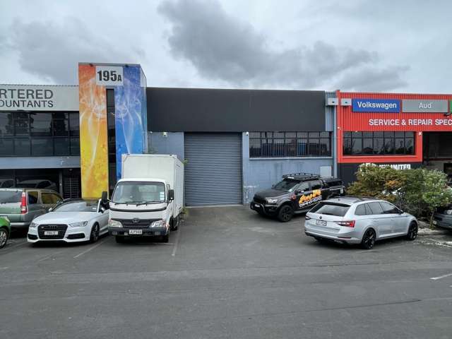 563 sq m Warehouse in Wairau