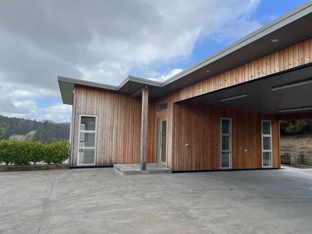 Large modern home with minor dwelling included