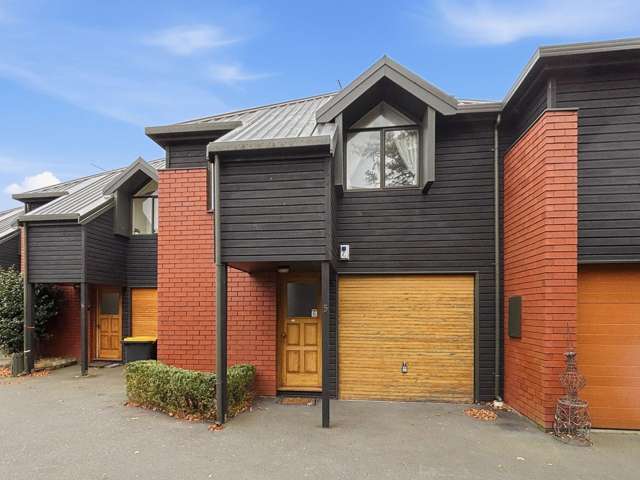 RICCARTON - TWO BEDROOM TOWNHOUSE, HEAT PUMP, SINGLE GARAGE