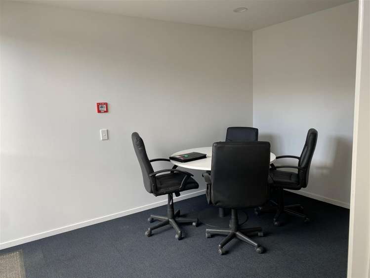 Unit 19 at 15 Earthmover Crescent Burbush_2