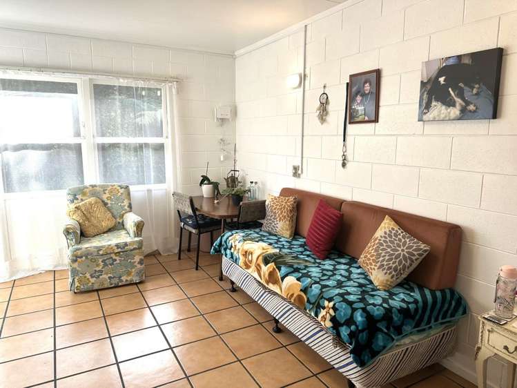 2 / 58 School Road Paihia_1