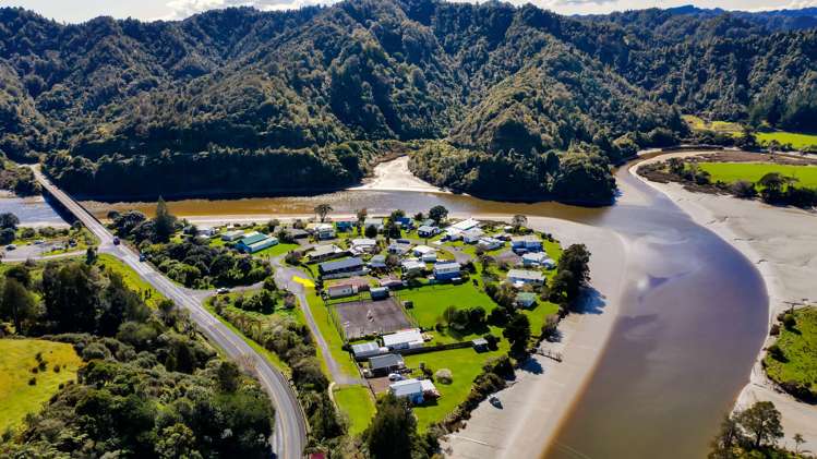 17 Tongaporutu Road Tongaporutu_16