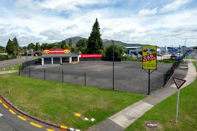 PROMINENT MAIN ROAD YARD AND WORKSHOP