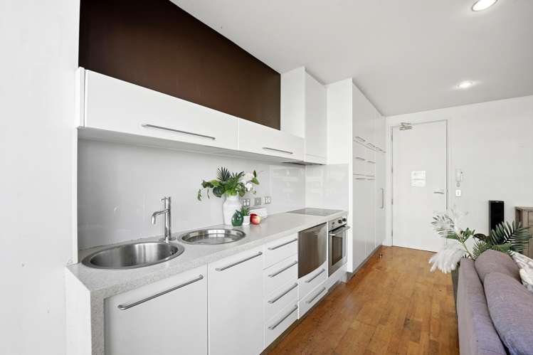 2/602 Beach Road_1
