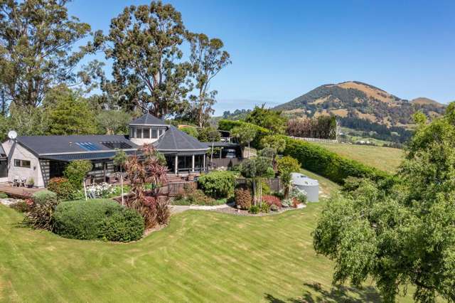 Stunning Living with a Spectacular Outlook!