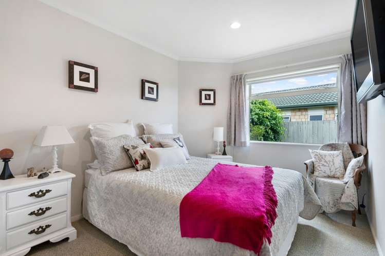 10 Chesterfield Way Orewa_12