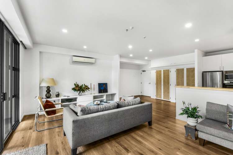 1F/220 Victoria Street West_3