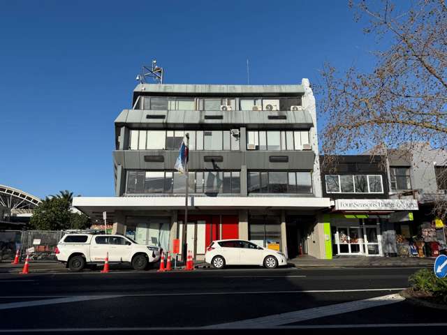 CORNER PROFILE IN THE CENTRE OF HENDERSON