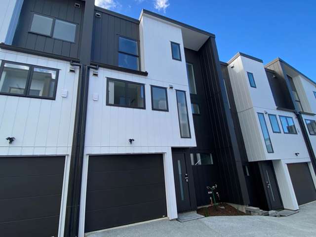 Modern Townhouse – Prime Location, Easy Motorw...