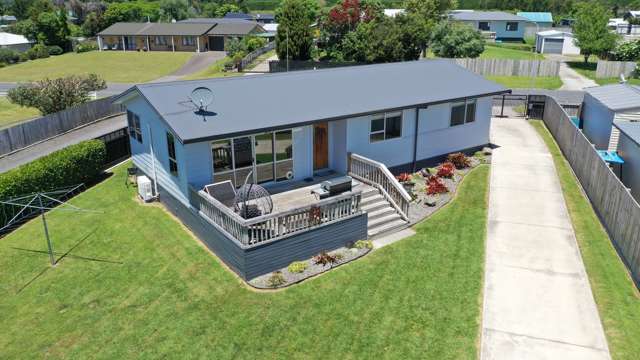 Stunning three bedroom renovated home in Paengaroa