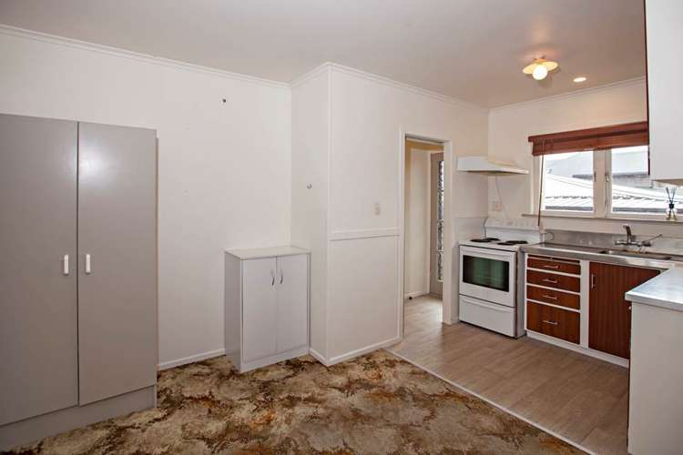 2f Golf Road Epsom_10