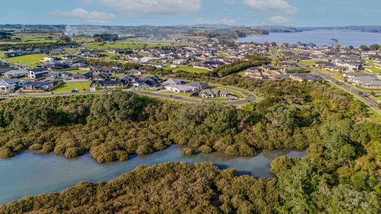 32 OMAHURU ROAD  "Kahawai Point" Glenbrook_24