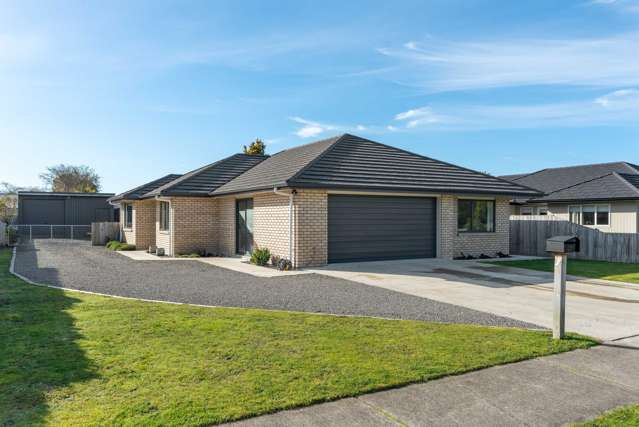 Easy Care with Fantastic Garaging!!!