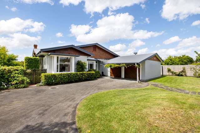 Character, Comfort & Lakeside Lifestyle