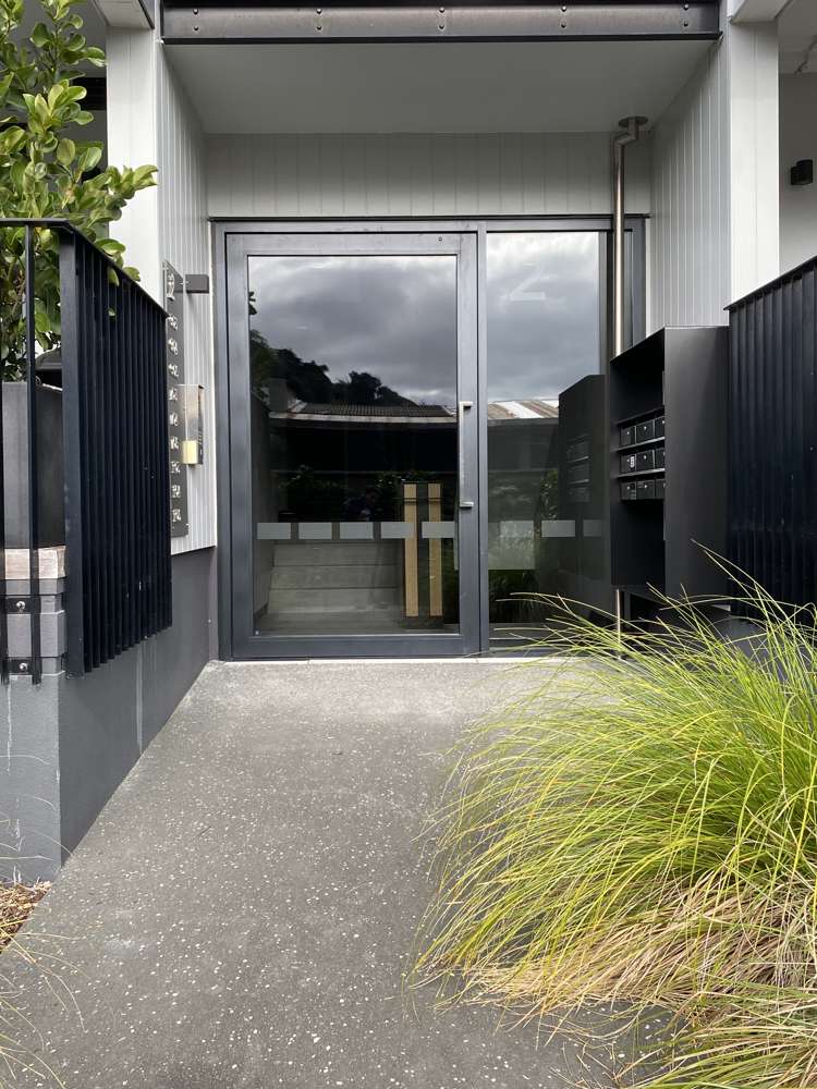 04/987g Mount Eden Road Three Kings_12