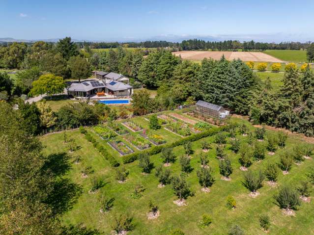 2 dwellings, 2 minutes to town, too good to miss.