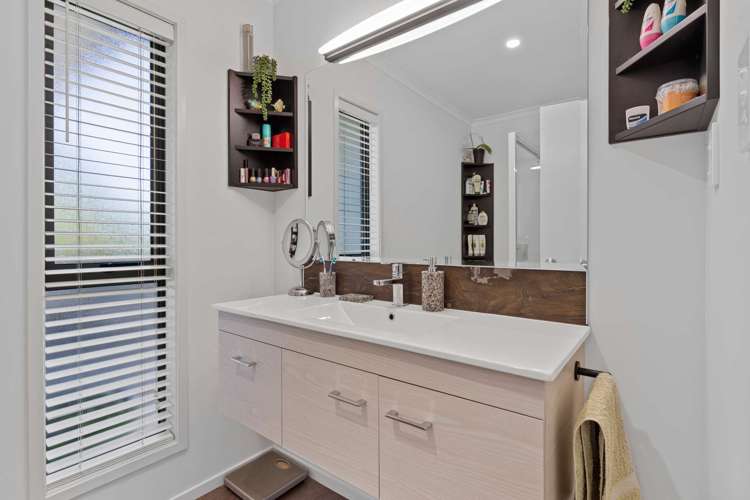 116 Clayton Road Mangakakahi_13