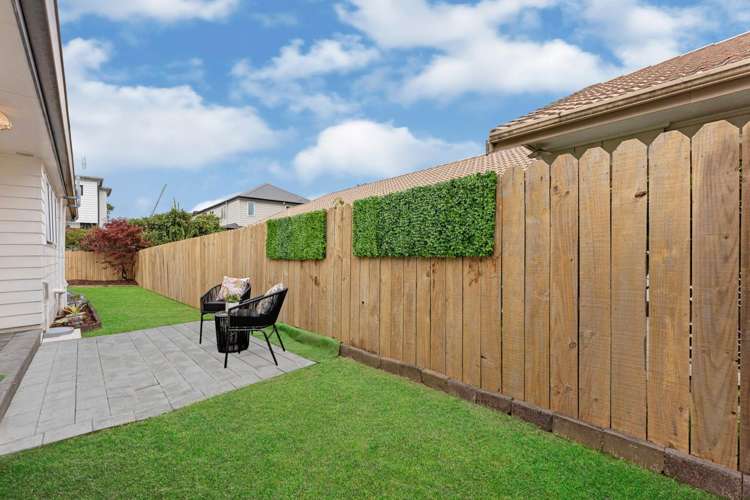 8 Headcorn Place Botany Downs_12