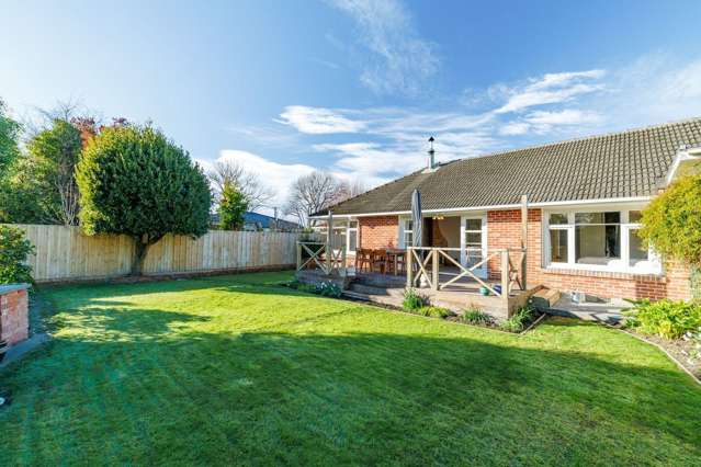 Light-Filled Living in a Peaceful Setting