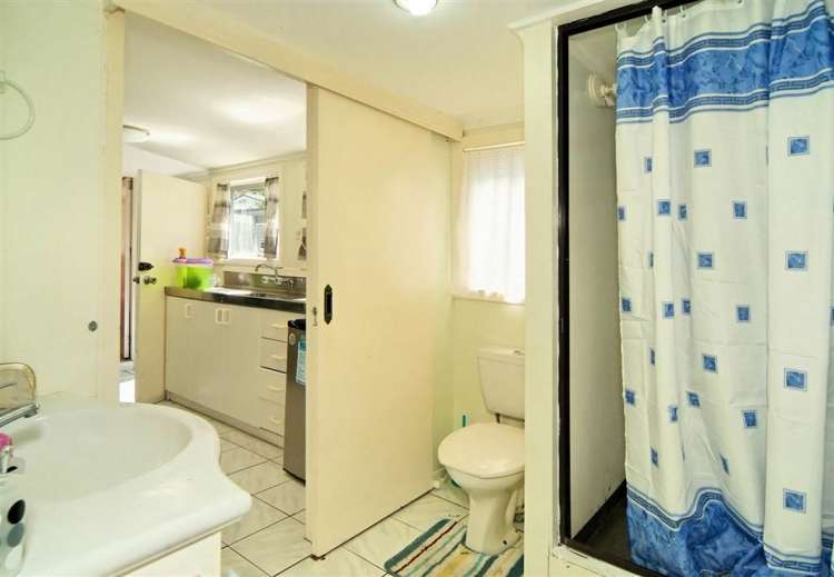 21 Golf Road New Lynn_11