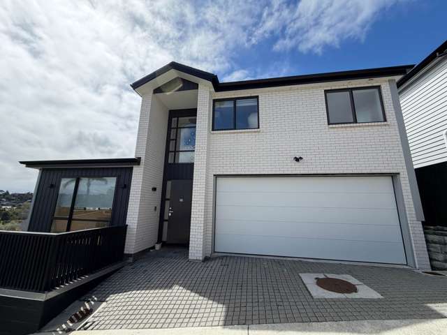 Modern & Spacious Family Home in Browns Bay