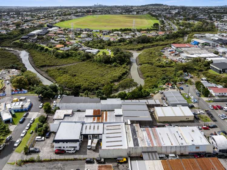 8 Riverbank Road New Lynn_7