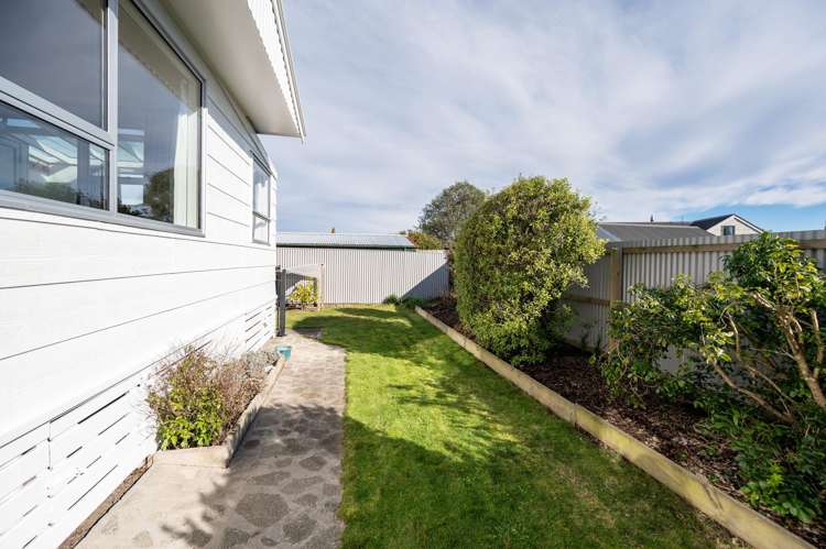 2/4 Challies Way Richmond_3