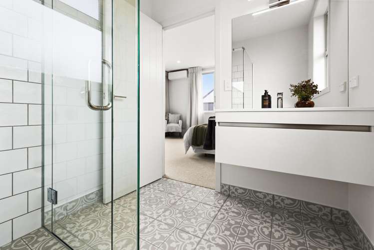 12A West Place Greenmeadows_11
