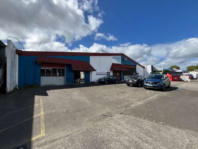 Centrally located warehouse with office amenities