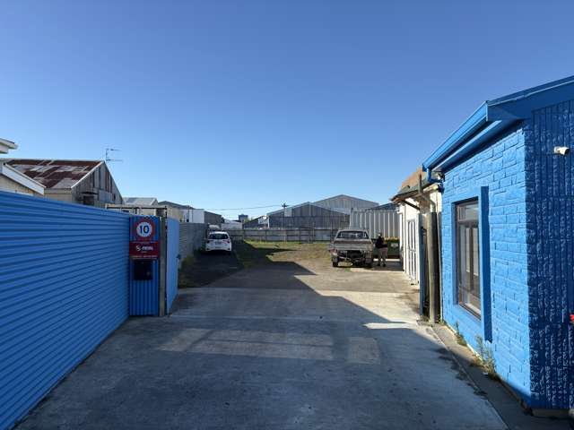 Compact Warehouse with Large Yard – Onekawa