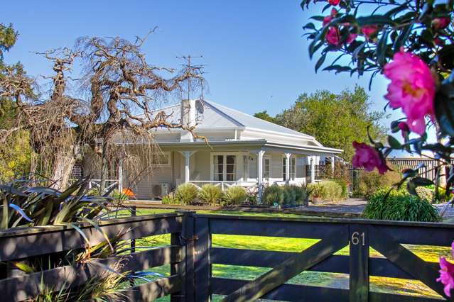 Picturesque Charming Lifestyle Close To Town!!