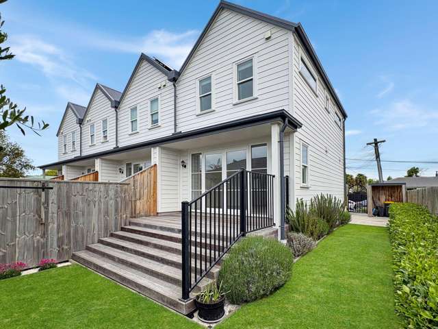 PHILLIPSTOWN - TWO BEDROOMS, HEAT PUMP, OFF STREET PARK