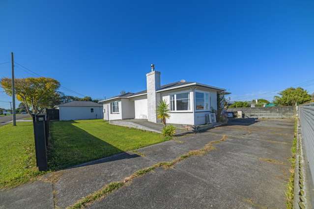 Marton must-see! 2 bed, 2 bath, fenced & warm!