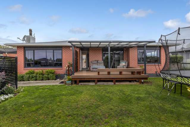 Double-Glazed Gem with Studio + Sleepout!