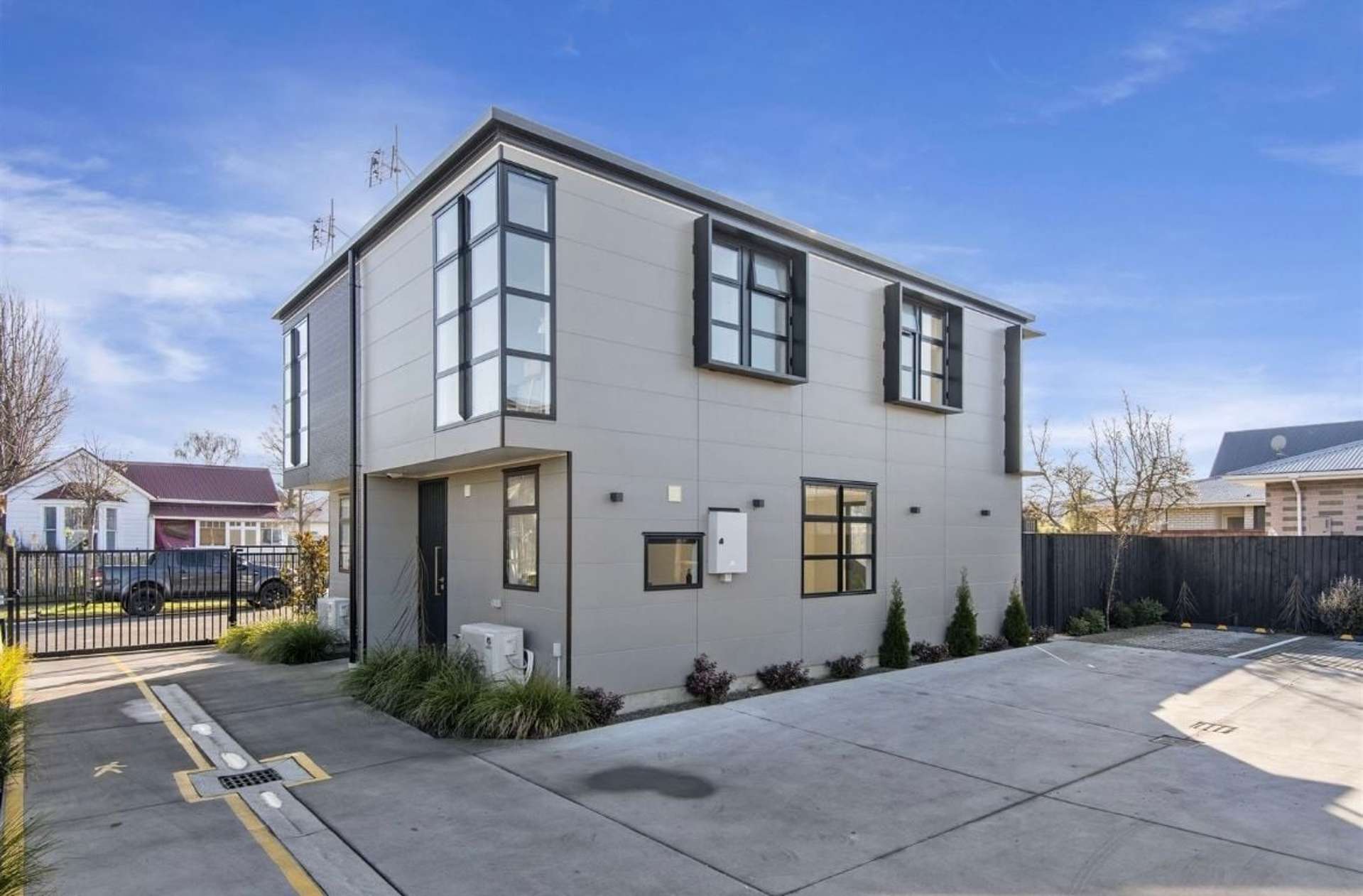 2/68 Barbour Street Waltham_0