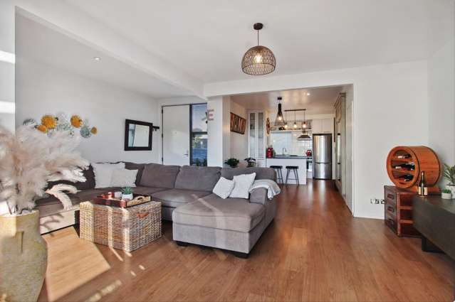 Elegant Family Home In Botany College Zone