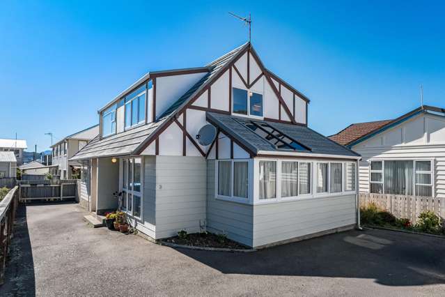 SUN-SOAKED, SPOTLESS TOWNHOUSE