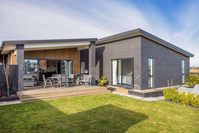 Modern Lakeside Living with Exceptional Style