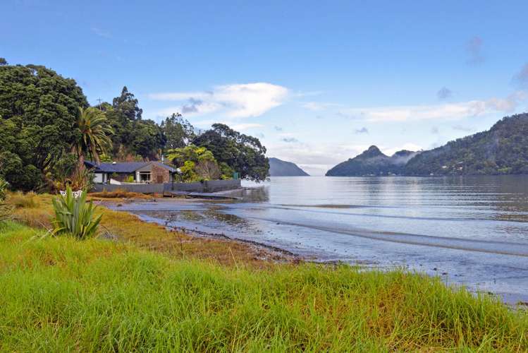 1204 Huia Road Huia_13