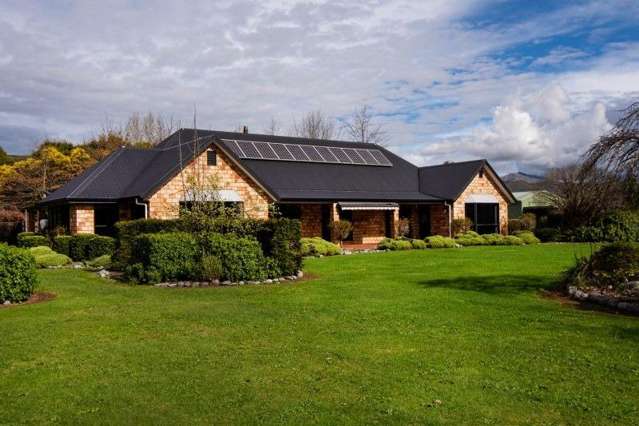 Rural Charm & Comfortable Living in Wairau Valley