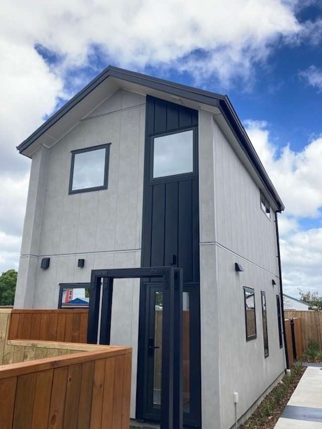 Convenient low maintenance Avondale!