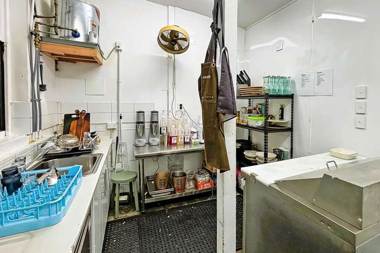 10-12 Broadway Papakura_11