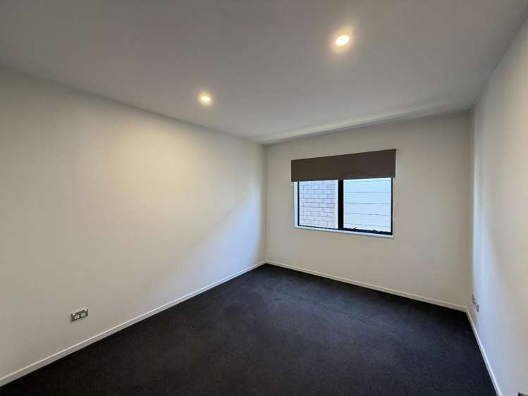 21 Eros Road 10673_11