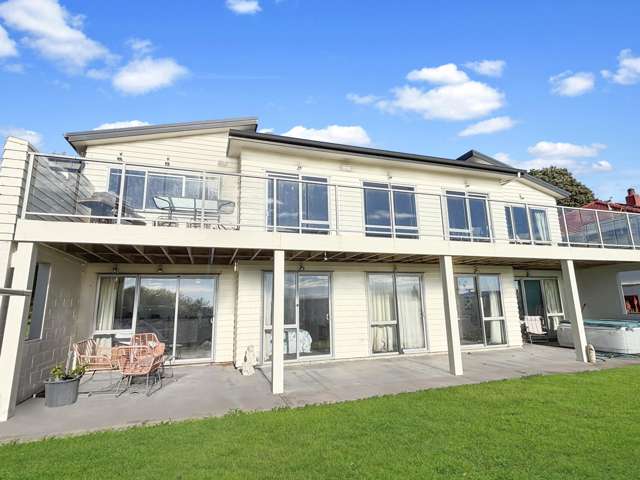 Elevated luxury with sweeping harbour & sea views