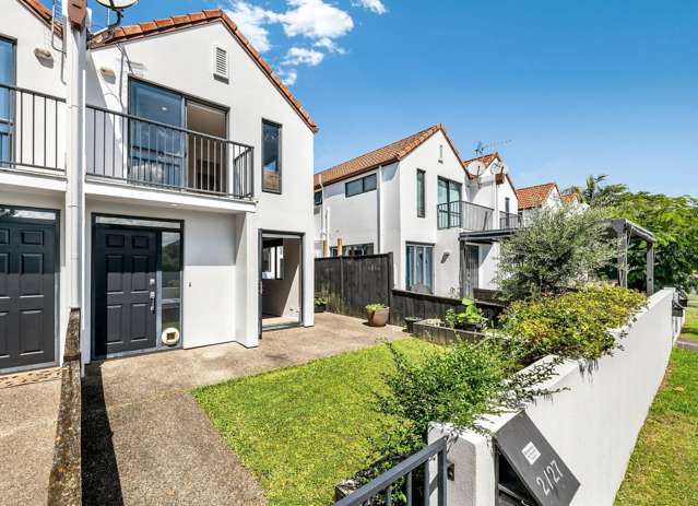 Modern 3 Bedroom Townhouse Opposite Reserve – East Tāmaki