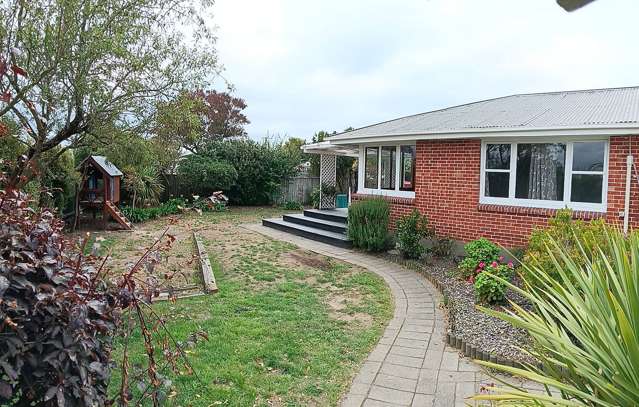 3 bed in Burwood, spacious living & new bathroom